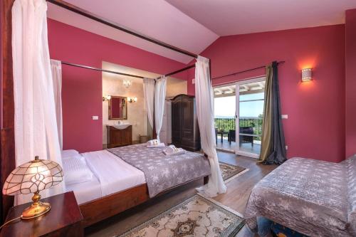 een slaapkamer met roze muren, een bed en een raam bij Spacious holiday house - pool / jacuzzi / sauna / playground / 8+2 in Rakalj
