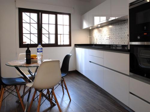 een keuken met een kleine tafel en stoelen in een kamer bij Casa MARIA in Tazacorte