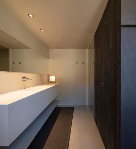 a bathroom with a large white tub and a mirror at Casa Grande Hotel in Grañón
