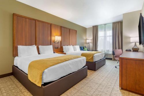 Säng eller sängar i ett rum på Comfort Inn & Suites Lakewood by JBLM