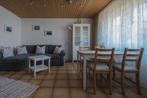 sala de estar con sofá y mesa en Ina's Ferienwohnung, en Fischbachtal