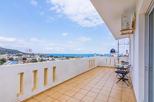 Un balcon sau o terasă la Theros Premium Villa in Stalis Heraklion