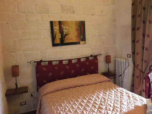 une chambre avec un lit et un tableau au mur dans l'établissement B&B San Martino, à Martina Franca