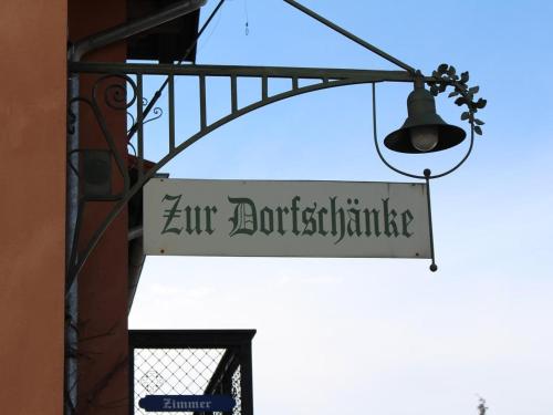 una luz de la calle y una señal en el lateral de un edificio en Zur Dorfschänke DEGGENDORF Ferienwohnung,Apartment, Hotelzimmer, en Deggendorf