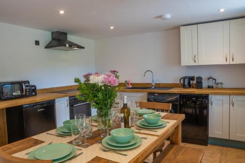 Η κουζίνα ή μικρή κουζίνα στο Stainsborough Hall Holiday Cottages
