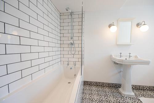 Ένα μπάνιο στο Stainsborough Hall Holiday Cottages