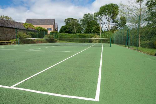 Εγκαταστάσεις για τένις ή/και σκουός στο Stainsborough Hall Holiday Cottages ή εκεί κοντά