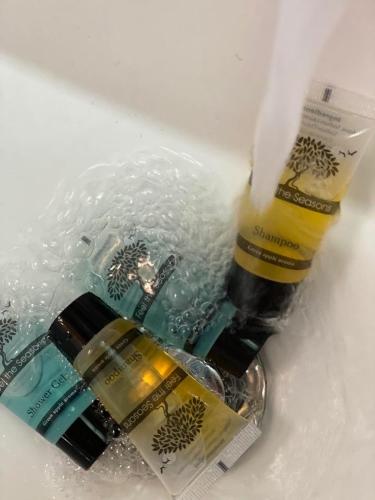 a bottle of alcohol in a sink with water at Amfi Sea View in Frý