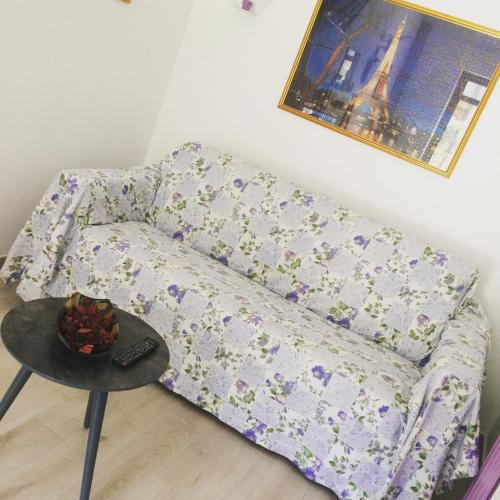 a couch in a living room with a table at Casa Violet per Civita in Bagnoregio