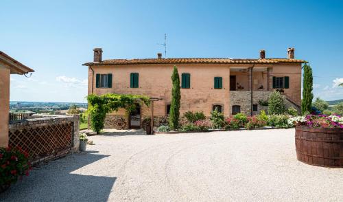 a large house with a driveway in front of it at Casolare Marconi in Panicale