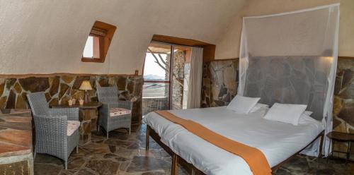 Llit o llits en una habitació de Rostock Ritz Desert Lodge