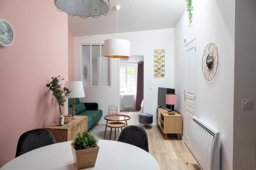 - un salon avec une table et un canapé vert dans l'établissement Appartement à Vienne, à Vienne