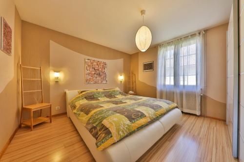 1 dormitorio con cama y ventana en CHEZ LOU ET MAX : UN HAVRE DE PAIX., en Stosswihr