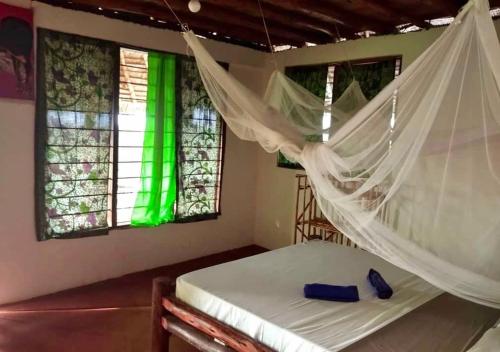 En eller flere senger på et rom på Kilimani House