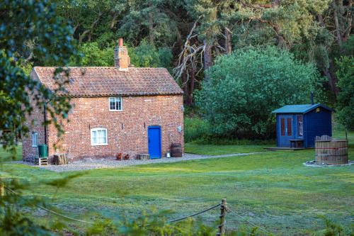 Gallery image of 1800s OFF THE GRID Experience at the Cottage in the woods in Walberswick