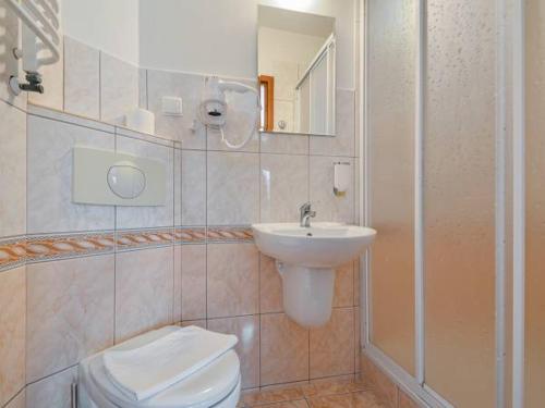 W łazience znajduje się toaleta, umywalka i prysznic. w obiekcie Ośrodek Wypoczynku Dziubas Jan - 500 m od Stacji Narciarskiej Kaniówka w mieście Białka Tatrzanska