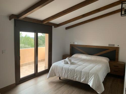 1 dormitorio con cama y ventana grande en Casa Rural Las Nueces en Pozo Alcón