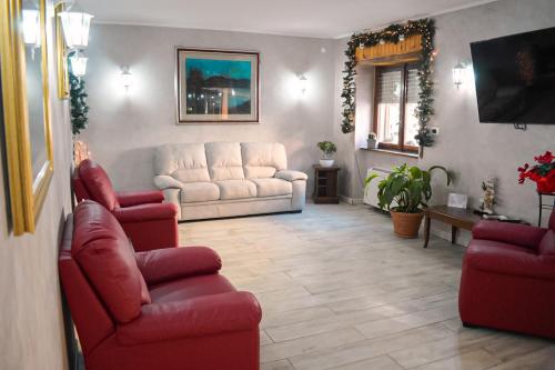 カミリアテッロ・シラーノにあるLo Sciatore Hotel & Restaurantのリビングルーム(ソファ、椅子2脚付)