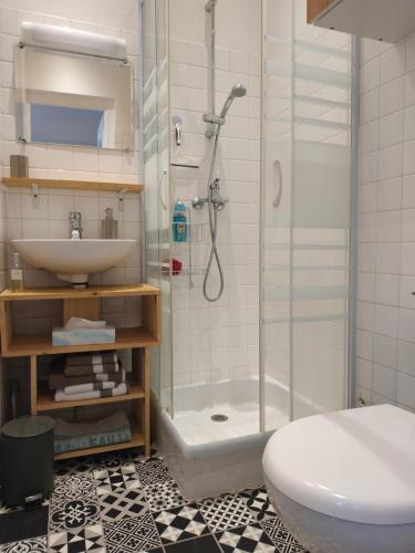 Ванная комната в Joli studio calme parking proche thermes et centre