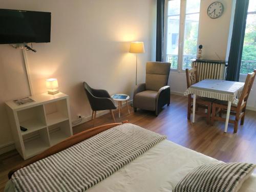 Кровать или кровати в номере Joli studio calme parking proche thermes et centre