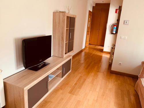 A television and/or entertainment centre at Estudios Blanmart