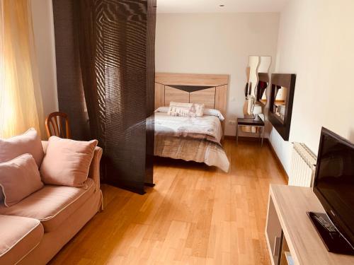 A bed or beds in a room at Estudios Blanmart