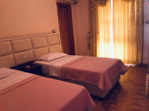 Postel nebo postele na pokoji v ubytování Bujtina Flowers