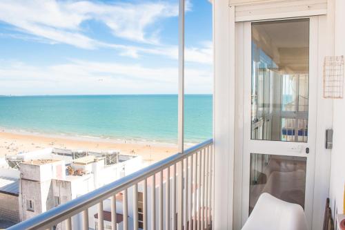 a balcony with a view of the beach at Una ventana al mar in Rota