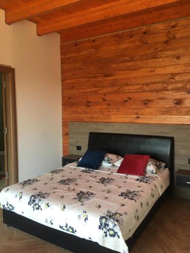 Schlafzimmer mit einem Bett mit Holzdecke in der Unterkunft Mare e monti in Ulcinj