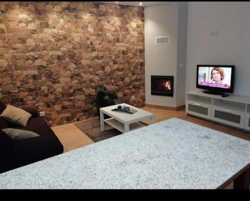 - un salon avec un canapé et une télévision dans l'établissement Casa Morgado, à Braga