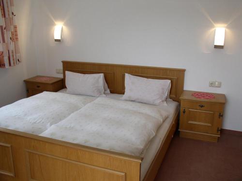 Un pat sau paturi într-o cameră la Haus Waldfriede