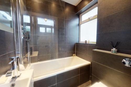 Koupelna v ubytování Super 1 Bedroom Flat in Hendon near Middlesex University with private parking