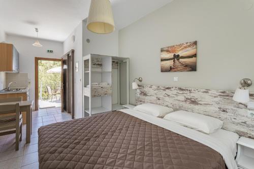 Ένα ή περισσότερα κρεβάτια σε δωμάτιο στο Lefkis apartments & studios