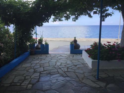 una passerella accanto alla spiaggia con l'oceano di Villa Maria a Kamariotissa