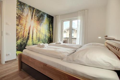 - une chambre avec un grand tableau mural dans l'établissement Bergsonne, à Garmisch-Partenkirchen