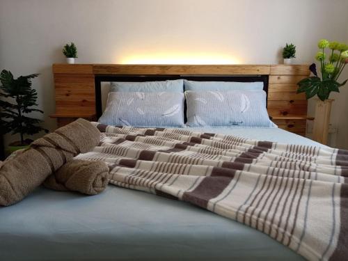 Una cama grande con un osito de peluche. en Ken1606 Home - Centre of KB, WIFI, 6 to 8 pax en Kota Bharu