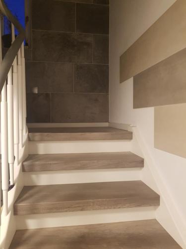 a staircase in a house with wood steps at Ferienwohnung Rhein-Main in Flörsheim