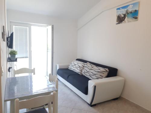 a living room with a couch and a table at Apartmani Dalmatinka in Metajna