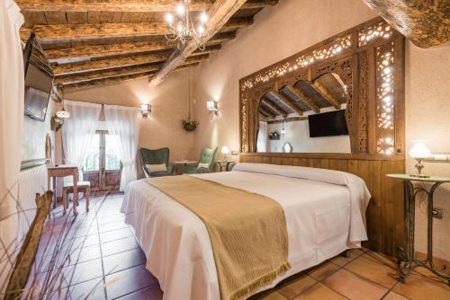 een slaapkamer met een groot bed in een kamer bij Posada del Rodeno in Albarracín