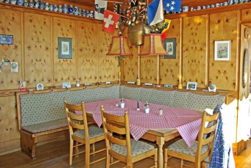 Ein Restaurant oder anderes Speiselokal in der Unterkunft Panoramahotel Alde Hotz GbR 