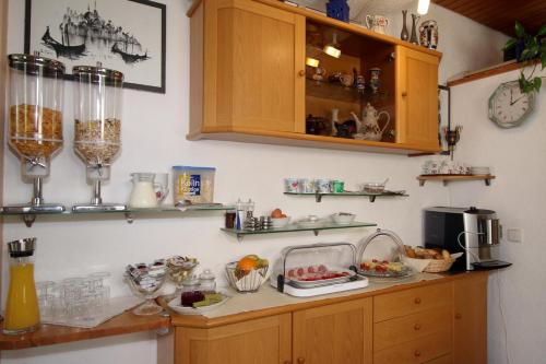 - une cuisine avec un comptoir avec de la nourriture dans l'établissement Hotel Venezia, à Tübingen