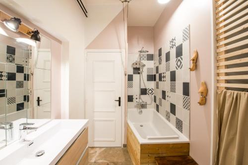 uma casa de banho com um lavatório, uma banheira e um chuveiro em Château de la Malmaison em Champillon