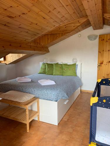 Un pat sau paturi într-o cameră la La Mansardina in centro Asiago