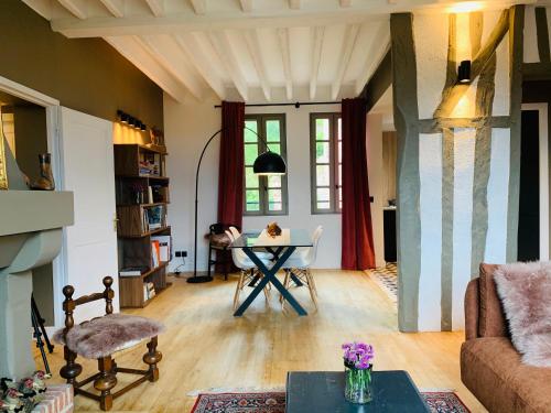 een woonkamer met een tafel en een bank bij L' Annexe du 10Honfleur in Honfleur
