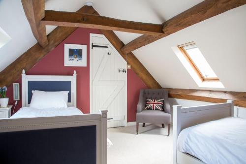 Un pat sau paturi într-o cameră la Forthay Bed and Breakfast