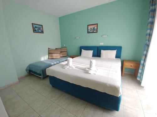 Una cama o camas en una habitación de Porto Vistonis