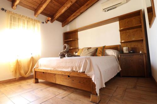 - une chambre avec un lit en bois et un grand miroir dans l'établissement Domo mea, à Porto Torres