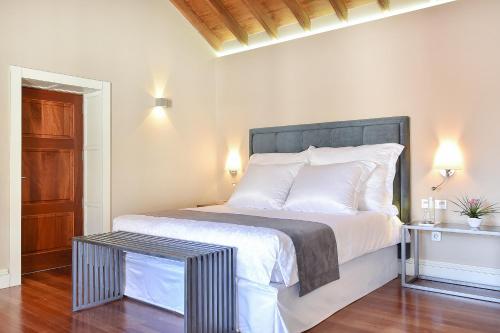 1 dormitorio con 1 cama grande y 1 mesa en Villa Allureh Emblematic Lodging, en Santa Lucía