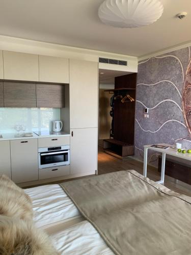 a living room with a kitchen and a table at Seaside Park apartamenty prywatne z widokiem na morze in Kołobrzeg