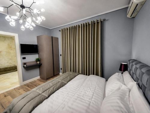 Ένα ή περισσότερα κρεβάτια σε δωμάτιο στο Hotel Vila Tirana